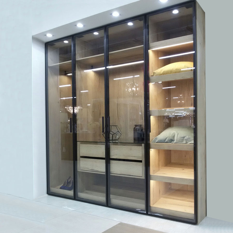 встроенный шкаф со стеклянными дверцами